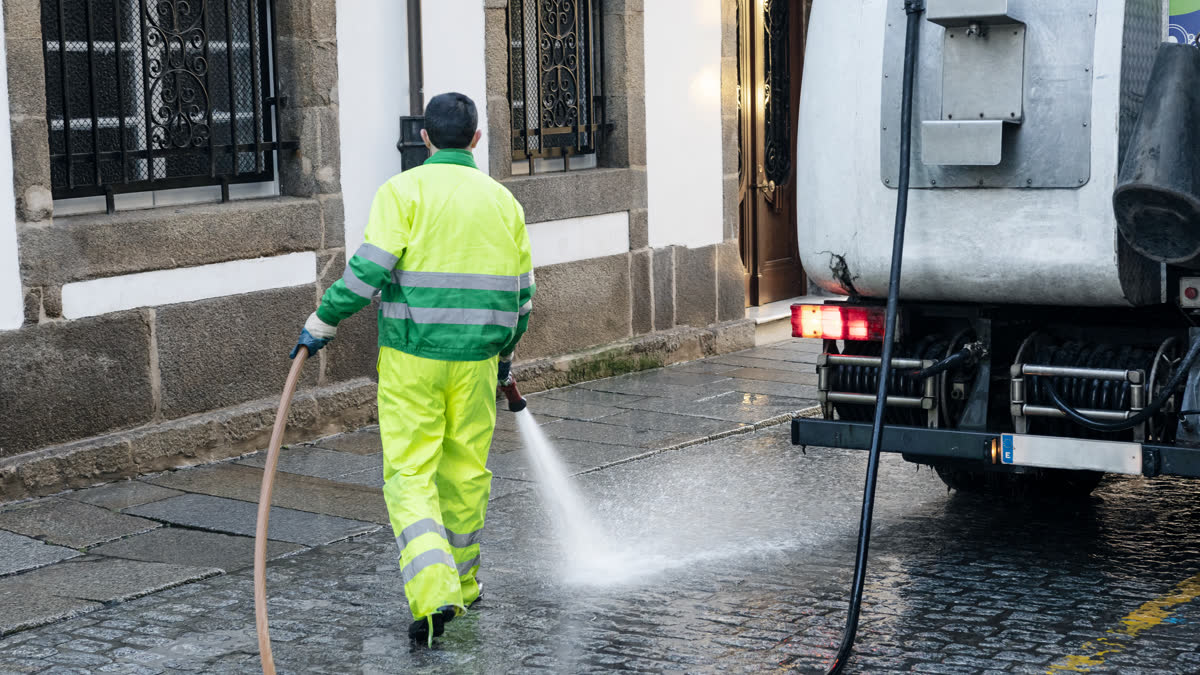 Čištění fasád není antigraffiti nátěr ani odstranění graffiti je to údržba povrchu